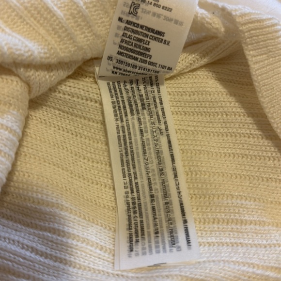 NWOT Hollister sweater - Picture 6 of 7